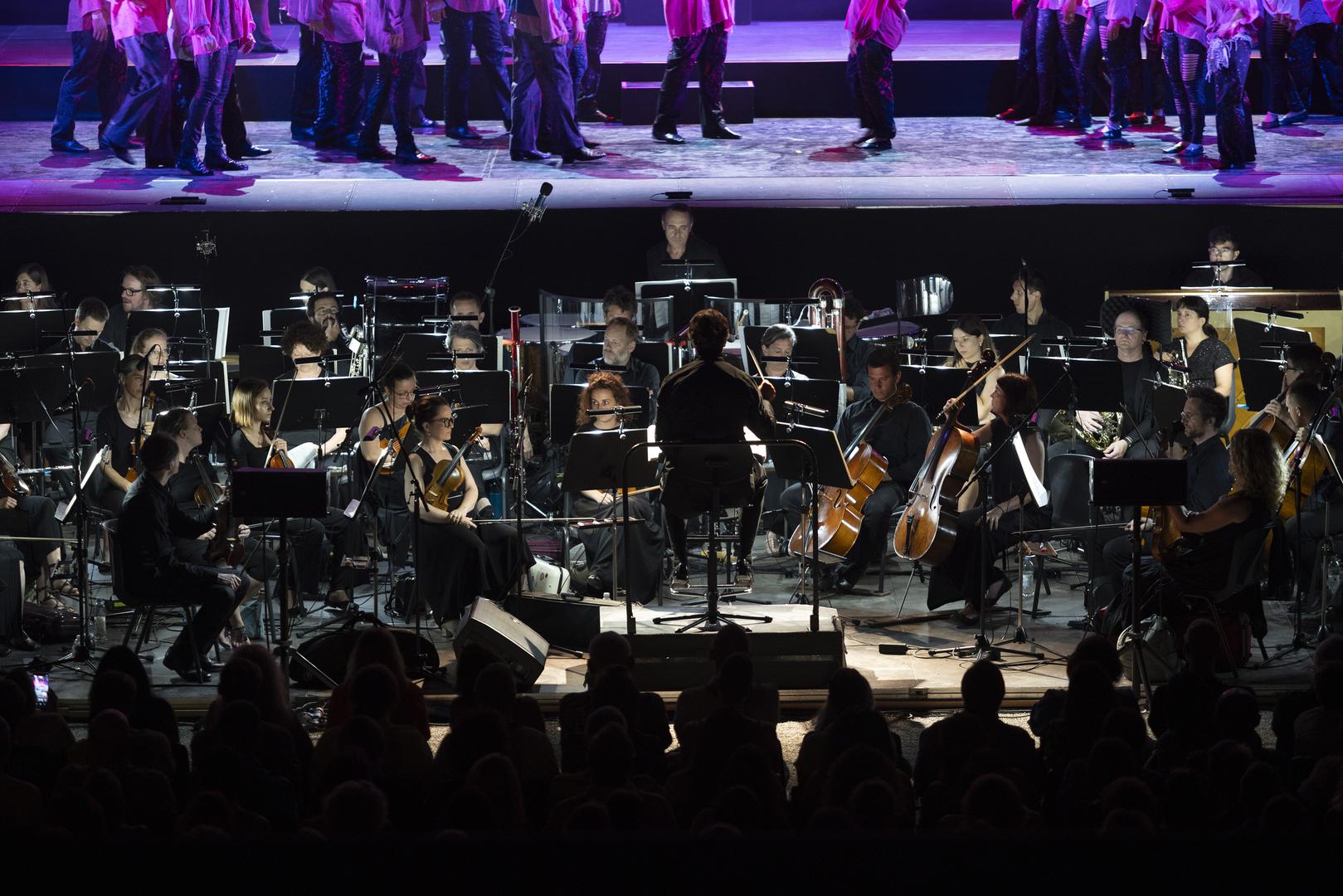 Za glazbeno vodstvo bio je zadužen Marko Hribernik, glavni i umjetnički ravnatelj SNG Opera in Balet Ljubljana.