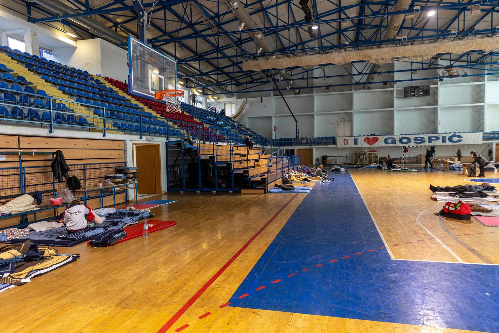 27.02.2023., Gospic - Gradska sportska dvorana u kojoj je smjesteno oko 150 osoba koje su ostale zarobljene na prometnicama tijekom snjeznog nevremena. Photo: Nikola Mraovic/PIXSELL