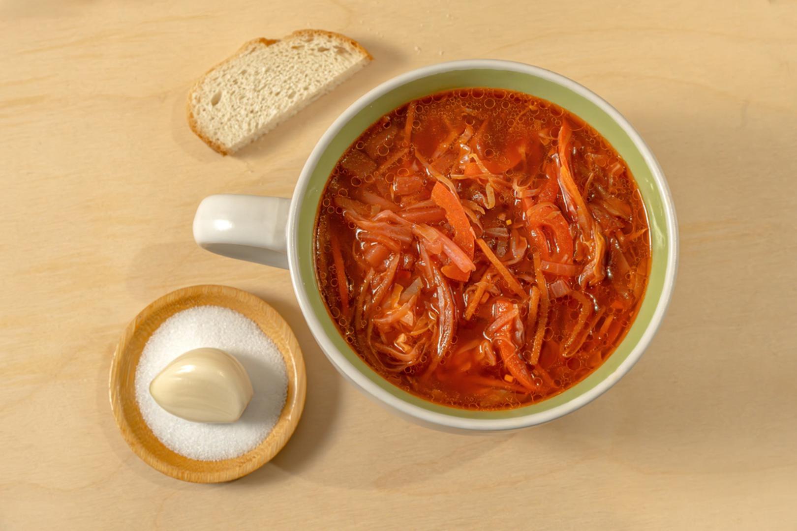 Kupus dijeta (cabbage soup diet): Ako postoji dijeta koja vrišti 'devedesete', to je ona s kupus juhom. Koncept je bio jednostavan: nekoliko dana jedete uglavnom juhu od kupusa uz strogo zadane dodatke, s obećanjem brzog pada kilograma. Rezultati su često bili kratkoročni (uglavnom voda), a mnogi su je pamtili po umoru, monotoniji i ne baš glamuroznim nuspojavama za probavu.