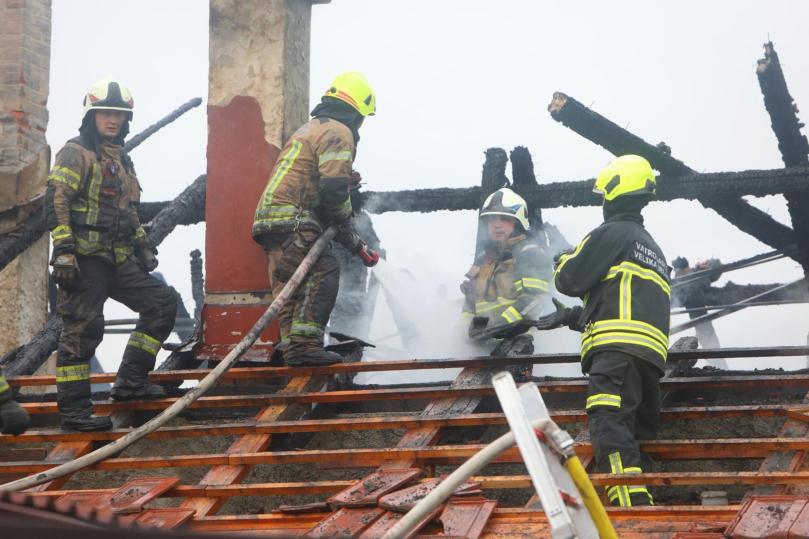 Ozlijeđeni vatrogasac prevezen je u Zagreb, u Kliničku bolnicu Dubrava. Ravnateljica karlovačke bolnice, dr. Ivana Kovačić, potvrdila je ozbiljnost ozljeda