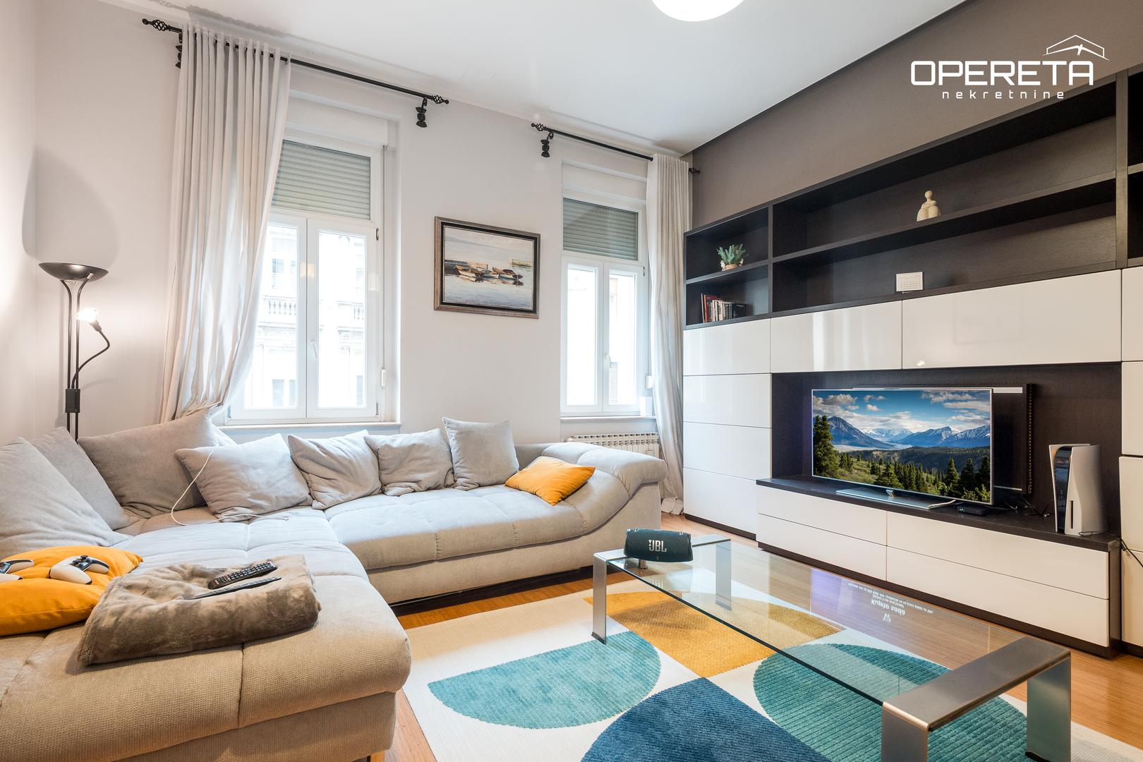 Sastoji se od ulaznog prostora, dnevnog boravka, kuhinje, blagovaonice, dvije prostrane spavaće sobe od kojih jedna ima vlastiti walkin ormar, dok je drugu moguće pregraditi u dvije manje sobe, te kupaonice