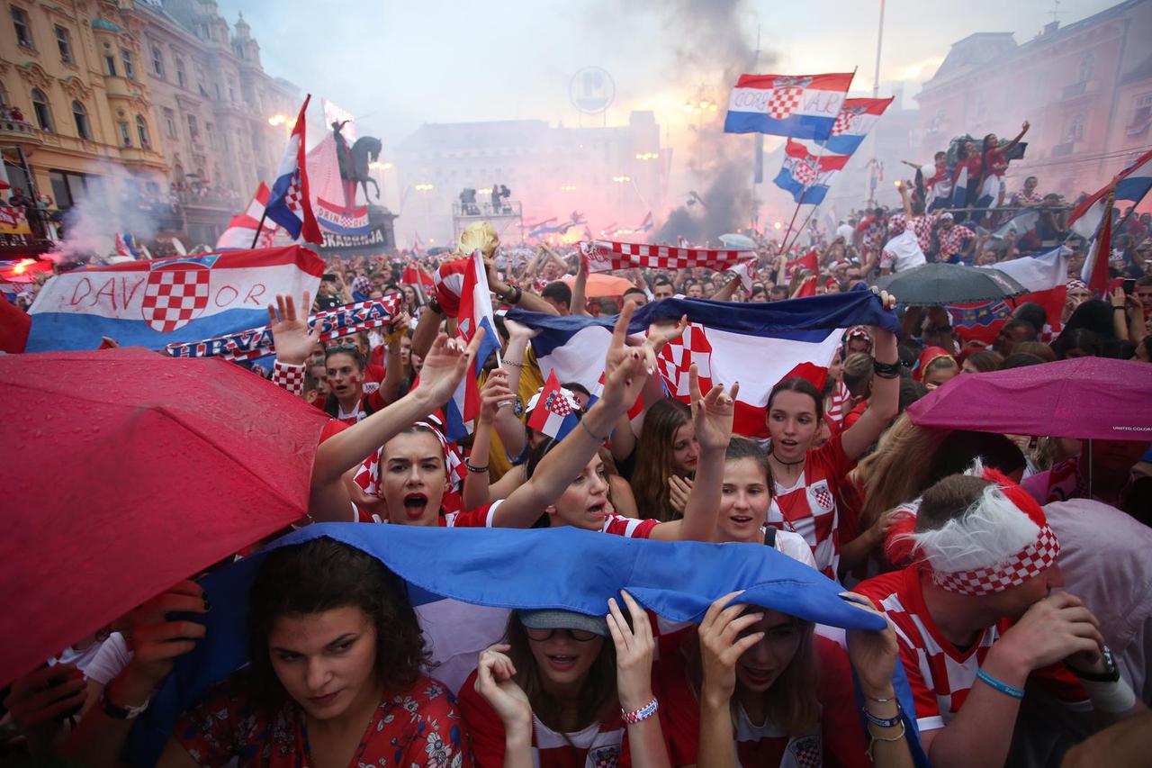 Zagreb: Prepun Trg strpljivo čeka Vatrene da stignu