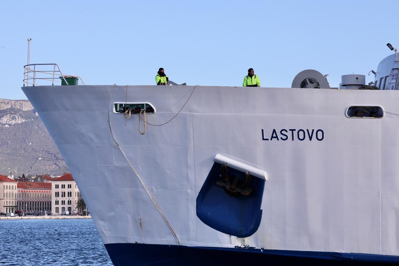 Split: Čišćenje broda Lastovo, starog više od 50 godina 
