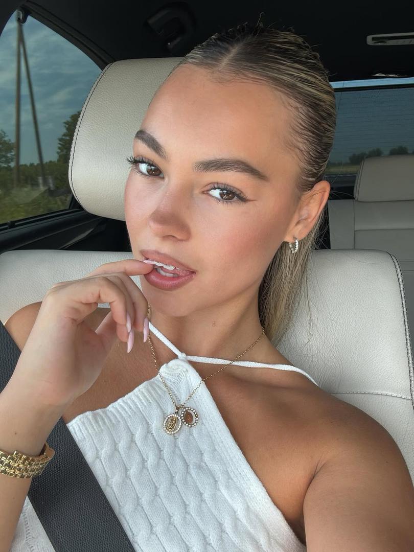 Osim što je influencerica s desecima tisuća pratitelja, Lara je i strastvena sportašica. Šest godina trenirala je rukomet i četiri godine košarku, a plesom se bavi više od desetljeća. Velike su joj ljubavi i automobili te druženja s ljudima koji odgovaraju njezinoj energiji. Sebe opisuje kao izravnu i otvorenu osobu koja se ne boji biti svoja, a detalje iz ljubavnog života vješto čuva za sebe, izbjegavajući dramu.