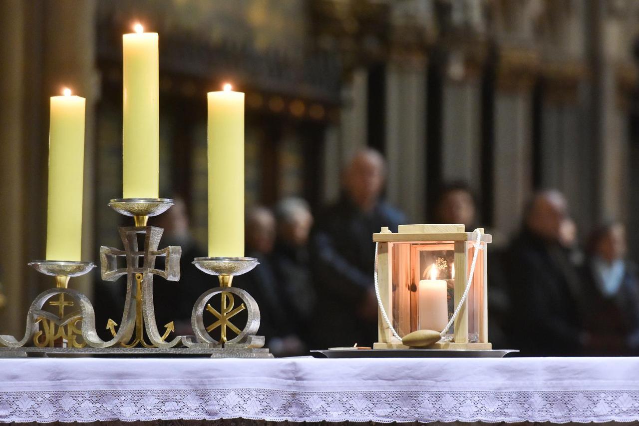 Zagreb: Unošenje Betlehemskog svjetla mira u katedralu