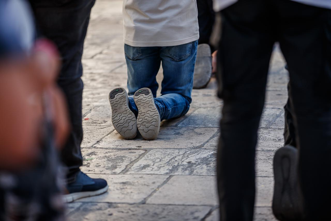 Split: Molitva krunice na Splitskom Peristilu