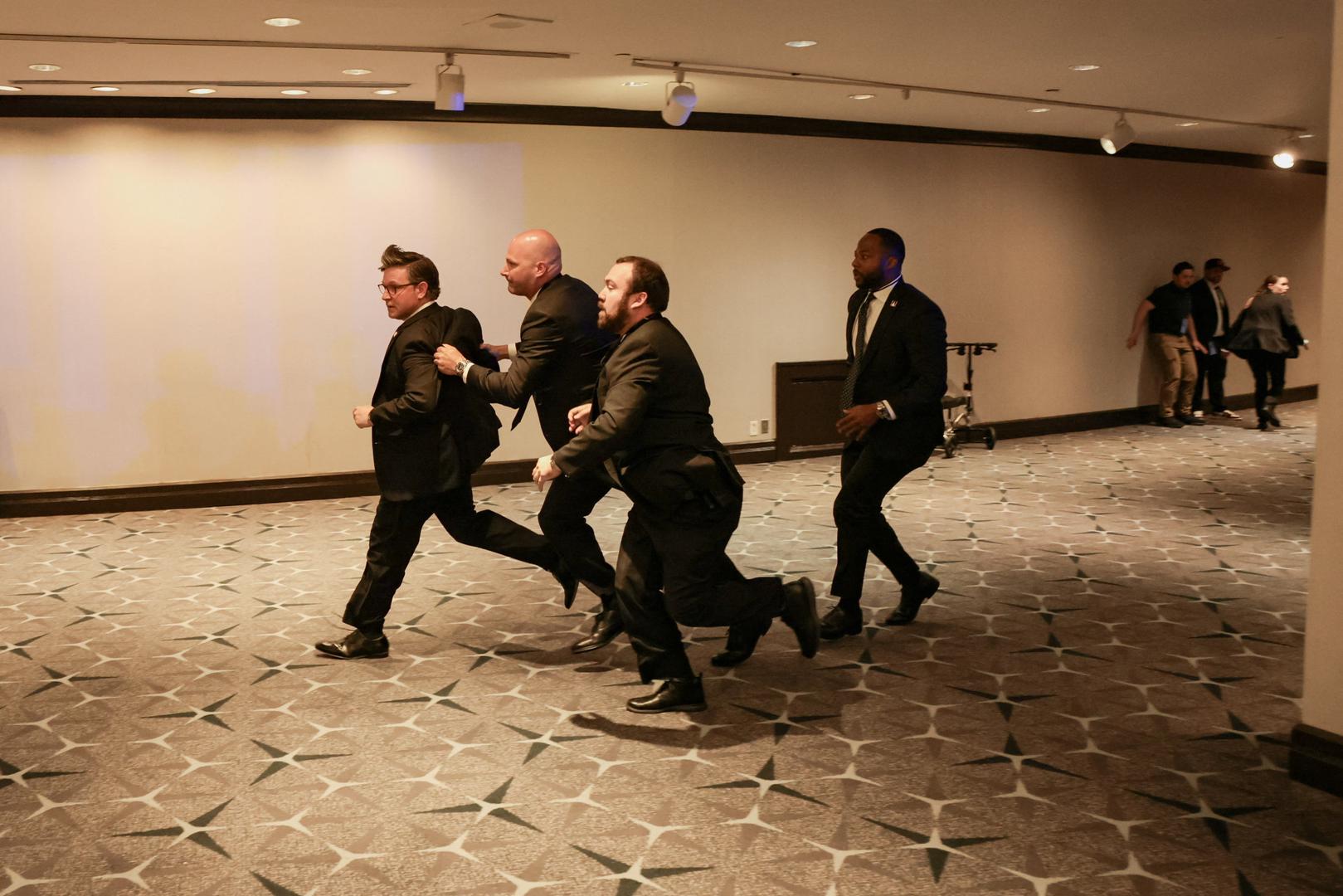 Velika drama odvijala se na svečanoj večer Udruge dopisnika Bijele kuće u jednom hotelu u glavnom američkom gradu Washingtonu. Predsjednik Trump izveden s večere nakon što su se čuli mogući pucnji