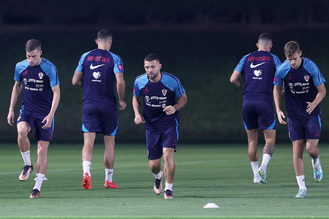 KATAR 2022: Trening hrvatske nogometne reprezentacije na trening kampu Al Ersal 3 u Dohi 
