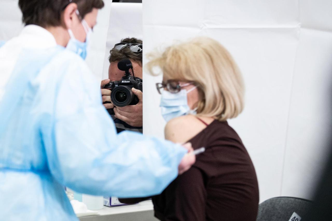 Počelo masovno cijepljenje u Splitu, građani od jutra dolaze u Spaladium Arenu