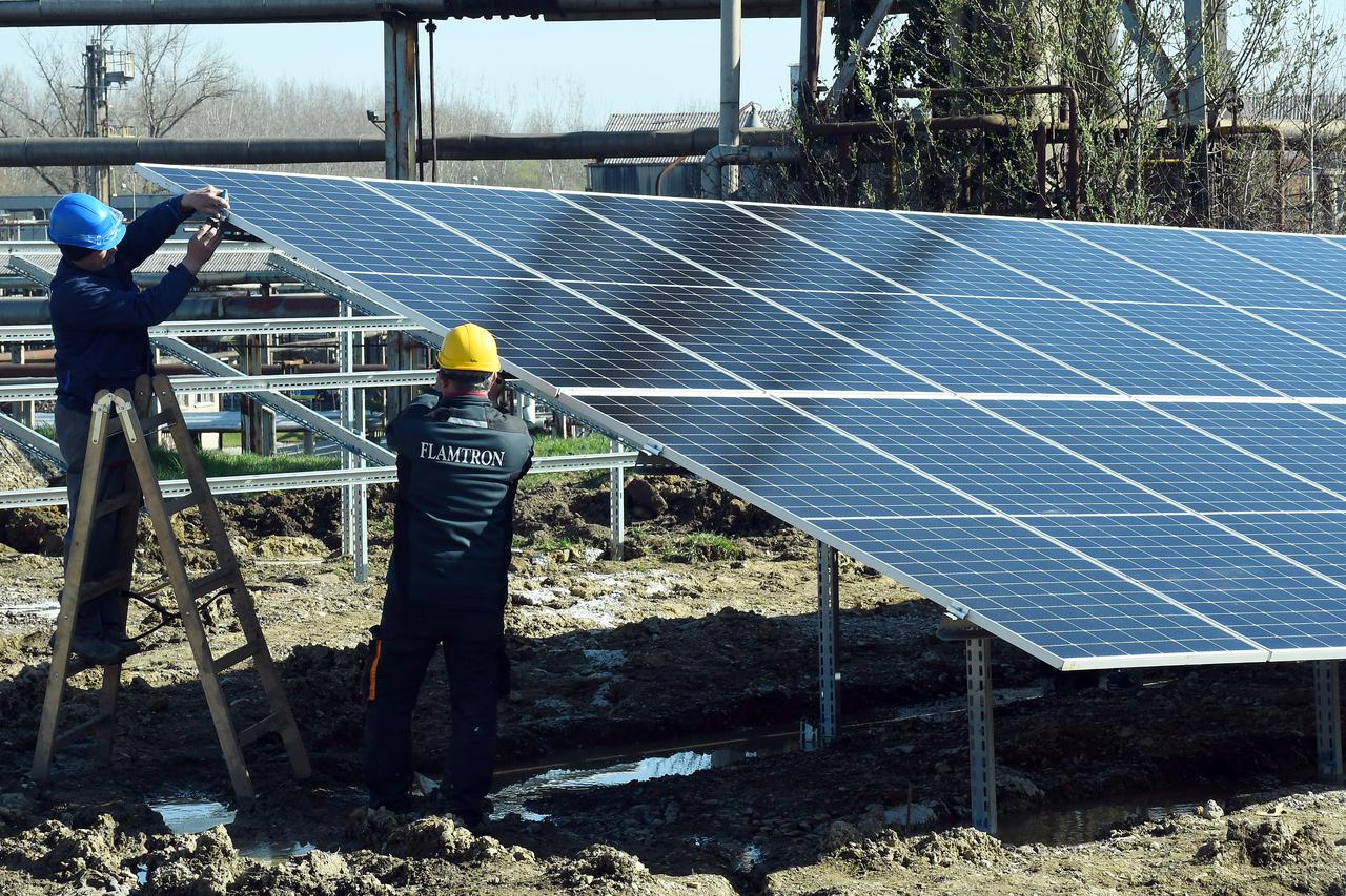 Sisak: Postavljanje solarnih panela u sunčanoj elektrani u Rafineriji nafte