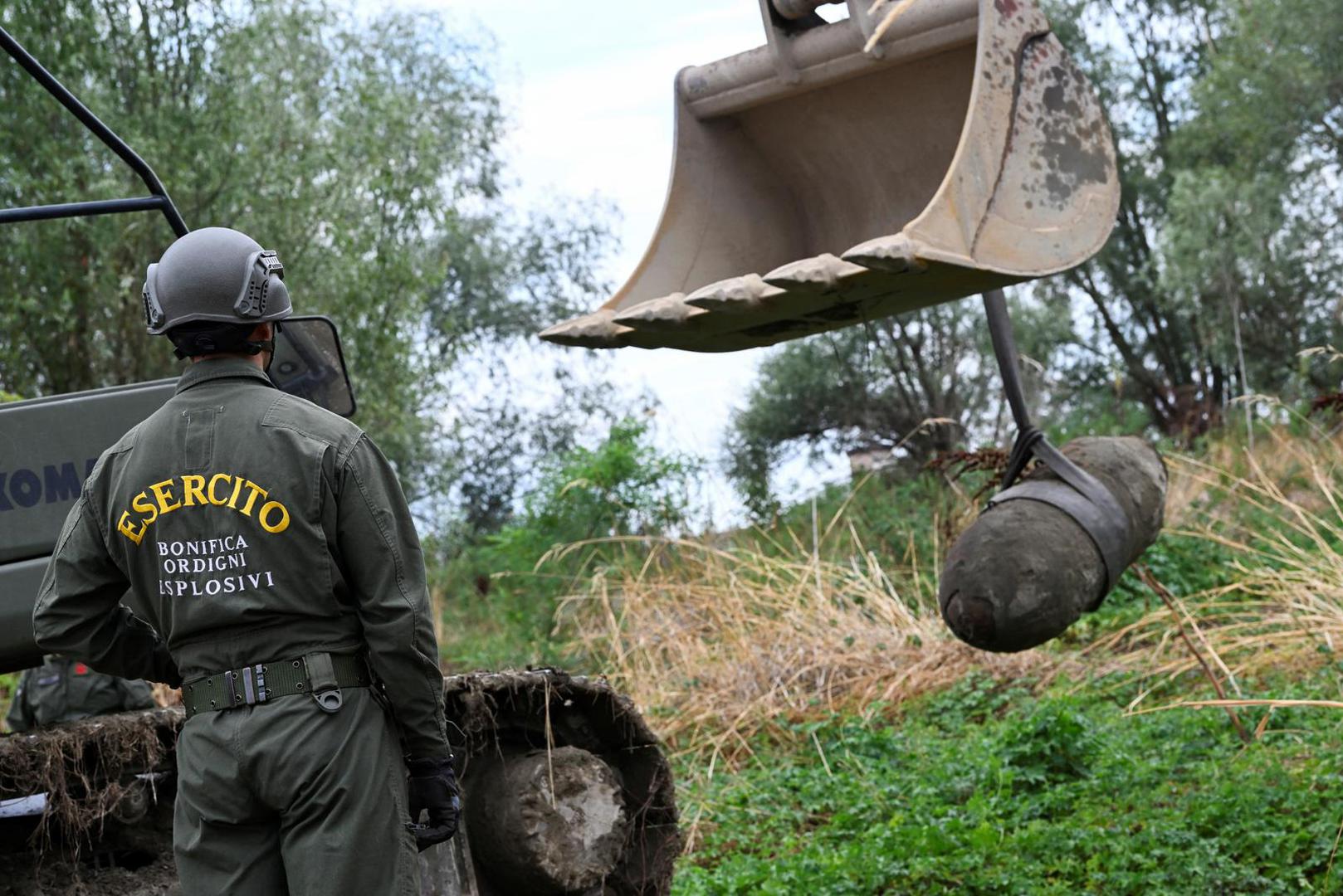 Members of the Italian army remove a World War Two bomb that was discovered in the dried-up River Po which has been suffering from the worst drought in 70 years, in Borgo Virgilio, Italy, August 7, 2022. REUTERS/Flavio Lo Scalzo Photo: FLAVIO LO SCALZO/REUTERS