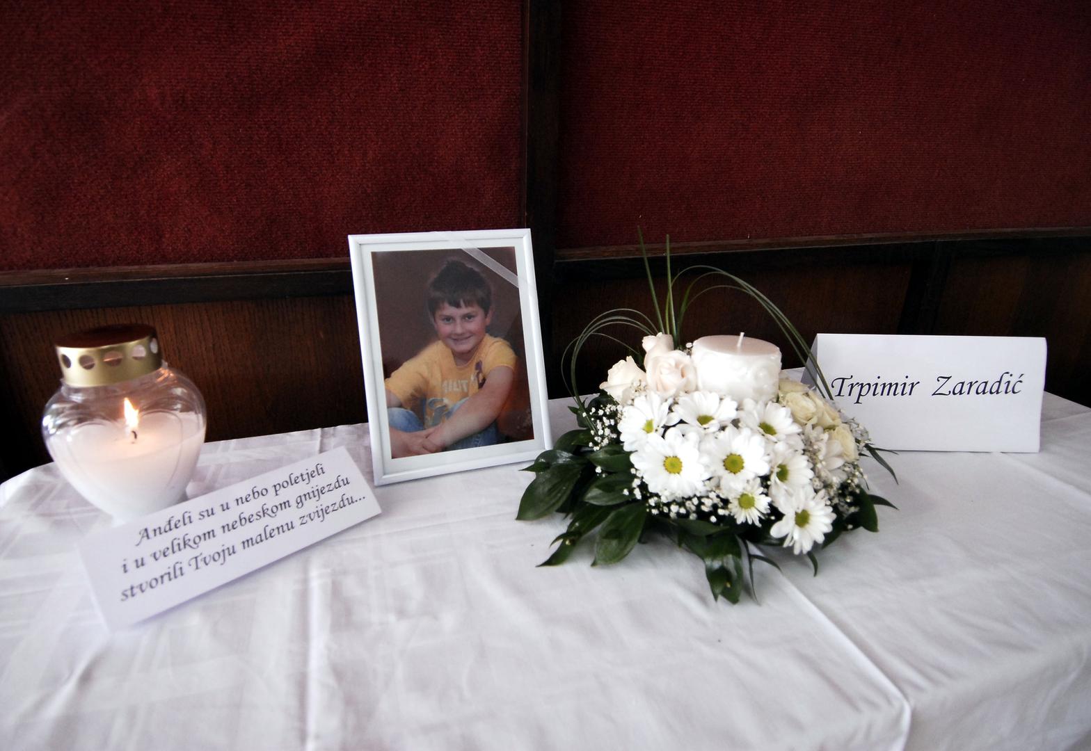 Turistički inspektor Ljubo Zaradić (43) u stanju teškog duševnog rastrojstva hicima iz puške ubio je kćer (5), sina (10) i suprugu Orijanu (38), a naposljetku presudio je i sebi.