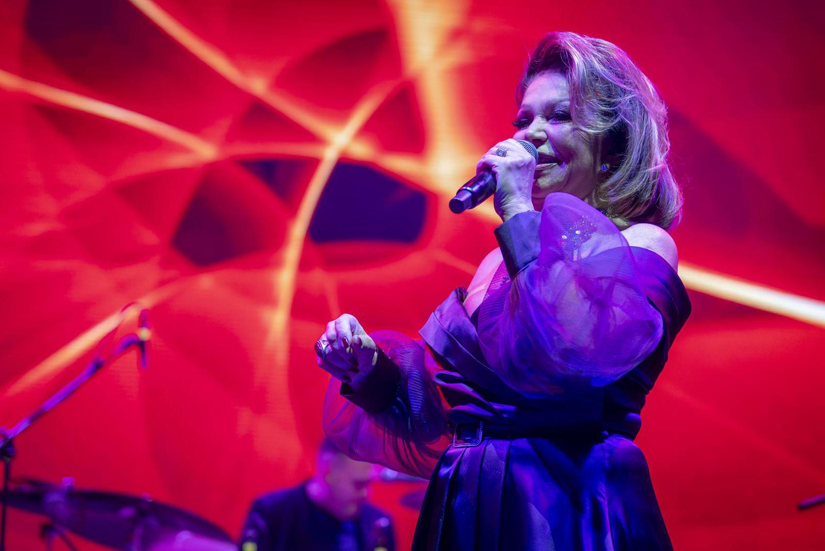 Uz gromoglasni aplauz i prve taktove hita "Nisam ti ja bilo tko", Osijek je u subotu navečer dočekao ikonu domaće glazbene scene Nedu Ukraden. Dvorana Gradski vrt bila je ispunjena svim generacijama i obožavateljima pjevačice koja i nakon više od pet desetljeća karijere dokazuje da je simbol zabave, radosti i pozitivne energije, a spektakl koji je priredila pamtit će se godinama. Nije krila sreću što je turneju "Zora je svanula", povodom 40 godina od izlaska jednog od najvećih regionalnih hitova, započela upravo u najvećem slavonskom gradu.