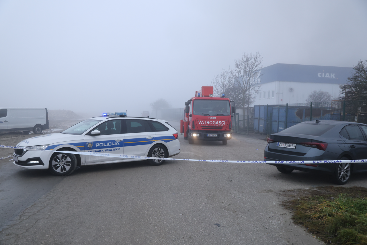 Vatrogasci i policija ispred CIAK-a gdje je tijekom noći izbio požar