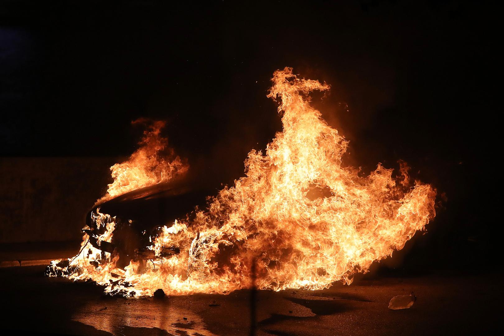 U Zadru oko 2.30 sati u noći na Bedemima zadarskih pobuna uz Muzej antičkog stakla planuo je automobil BMW serije 5, a očevidom je utvrđeno da je požar namjerno izazvan