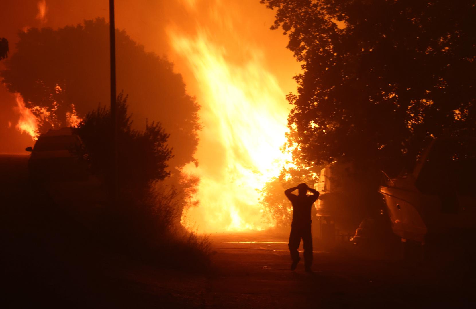 Dramatične fotografije s požarišta u Lokvi Rogoznici prikazuju borbu vatrogasaca s velikim požarom.