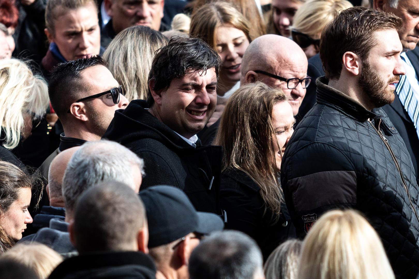 Na gradskom groblju Lovrinac u Splitu obitelj i mnogobrojni prijatelji oprostili su se danas od pjevača Igora Nešića. 