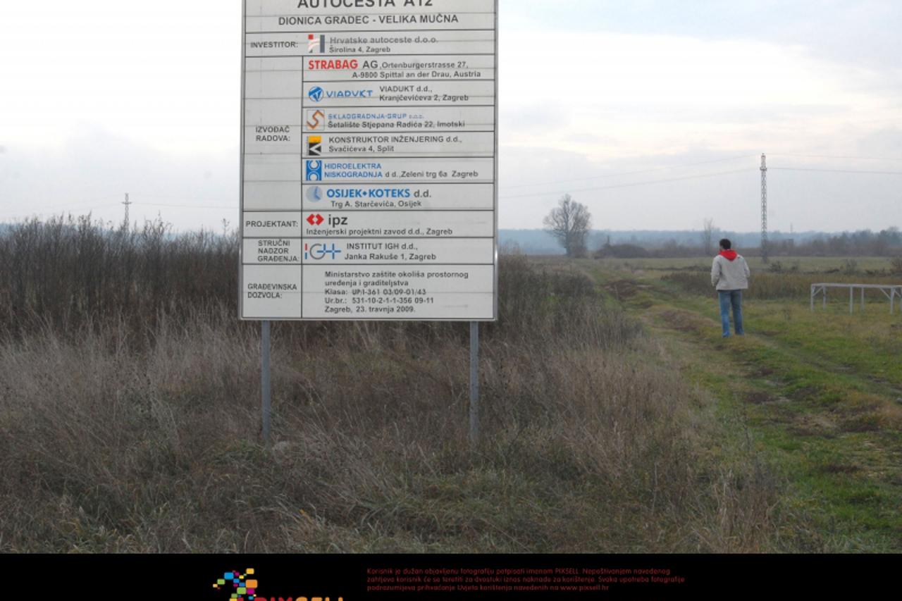 \'08.12.2009., Koprivnica - Trasa autoceste A12 zarasla je u korov na mjestu gdje je trebao biti nadvoznjak u Krizevcima.  Photo: Josip Maljak/PIXSELL\'