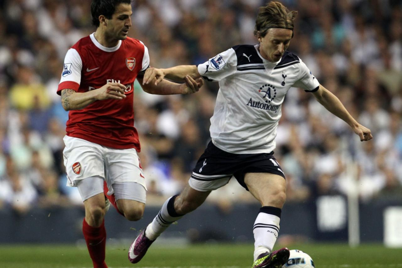 'Tottenham Hotspurs\' Croatian player Luka Modric (R) vies with Arsenal\'s Spanish midfielder Cesc Fabregas (L) during their Premiership football match at White Hart Lane in London on April 20, 2011. 
