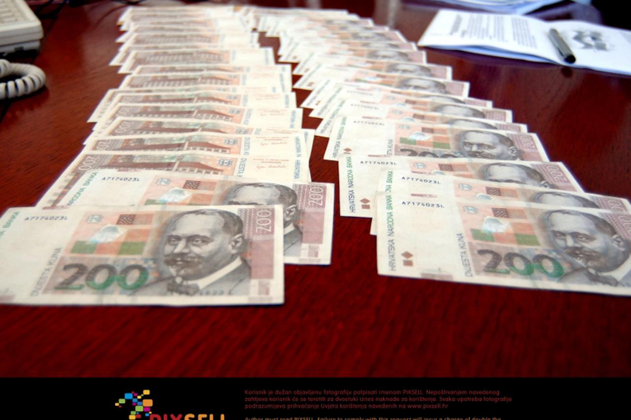 '05.05.2011., Slavonski Brod - Policija zaplijenila vecu kolicinu krivotvorenog novca. Kod sedmero pocinitelja na podrucju Nove Gradiske, Novske i Okucana pronadjeno je 57 novcanica u apoenima od 200 