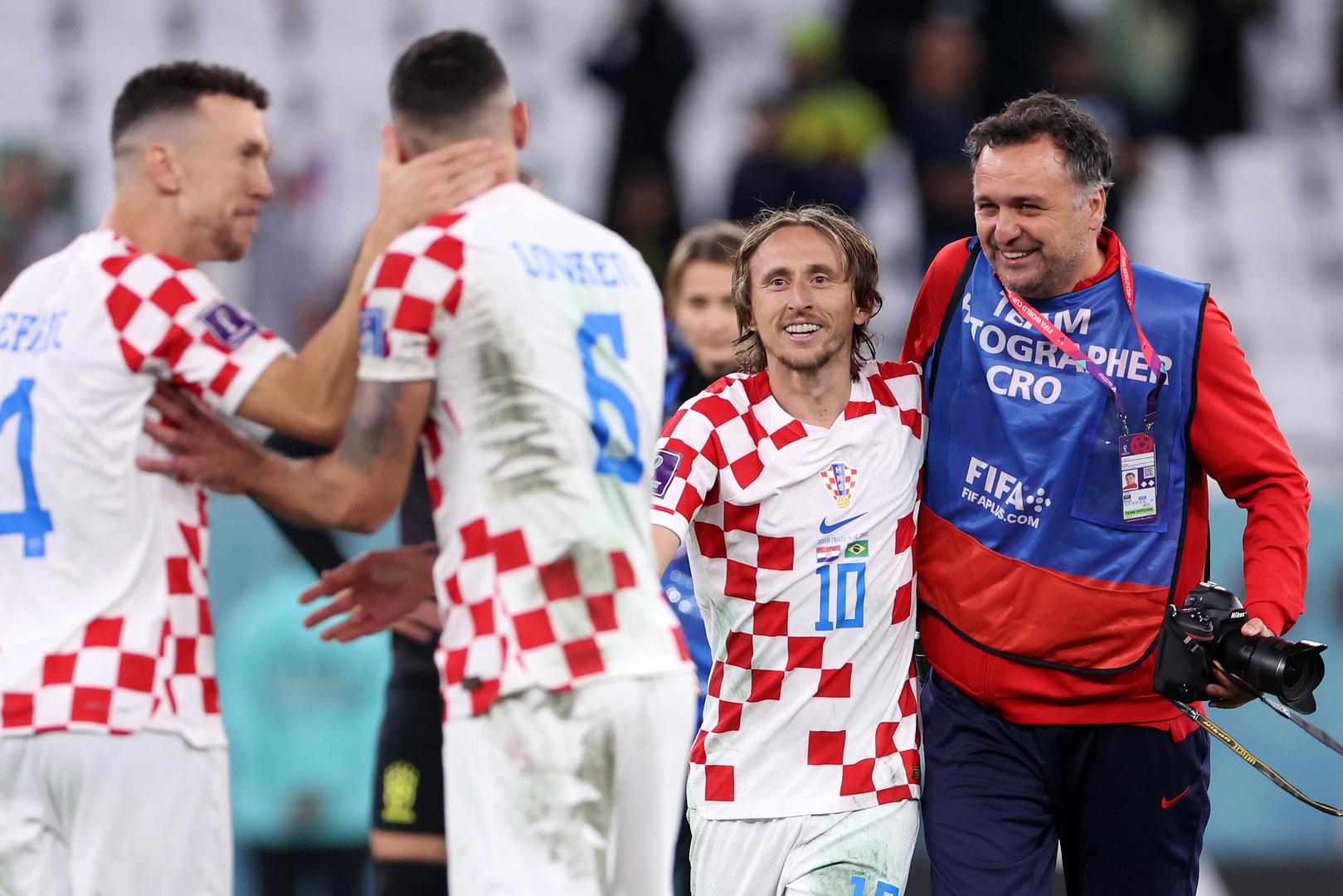 Od prve minute vatreni su nametnuli svoj ritam, taktički savršeno zatvorivši prilaze svom golu. Vezni red s Modrićem, Brozovićem i Kovačićem dominirao je posjedom, dok je obrana, na čelu s maestralnim Joškom Gvardiolom, neutralizirala brazilske napade. 