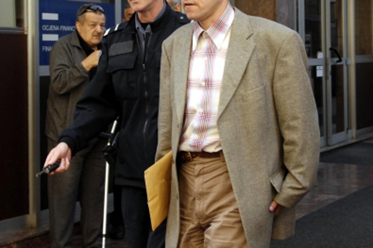 \'12.10.2011. Rijeka - Sudac Opcinskog suda Robert Pesutic iz Splita nakon ispitivanja u Uskoku odlazi na Zupanijski sud u pratnji policije.Sudac je jucer uhicen je u 8,30 sati ispred ulaza u stan. Pe