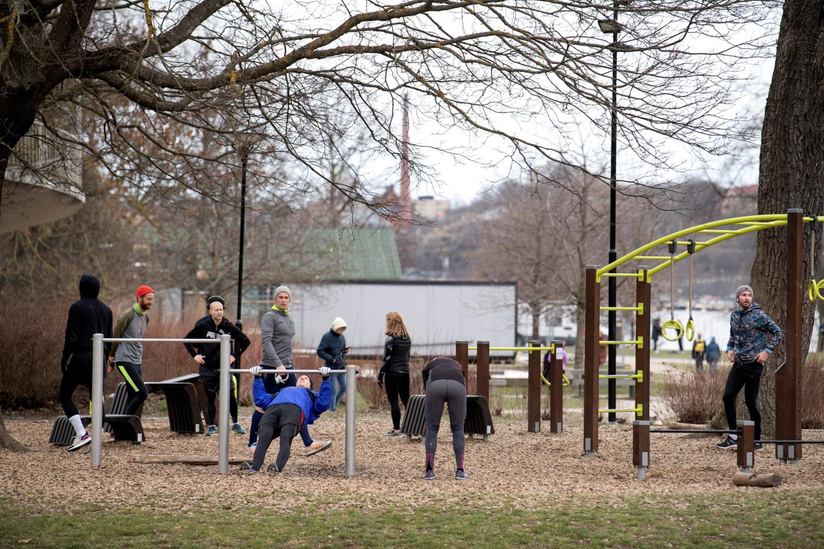 The spread of the coronavirus disease (COVID-19) in Stockholm People exercise at an outdoor gym in a park in central Stockholm, as the spread of the coronavirus disease  continues (COVID-19) in Stockholm, Sweden April 1, 2020. TT News Agency/Jessica Gow  via REUTERS   ATTENTION EDITORS - THIS IMAGE WAS PROVIDED BY A THIRD PARTY. SWEDEN OUT. NO COMMERCIAL OR EDITORIAL SALES IN SWE TT NEWS AGENCY