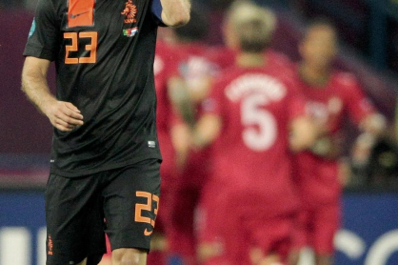 'Netherlands' Rafael van der Vaart (L) reacts as Portugal's players celebrate a goal during their Group B Euro 2012 soccer match at Metalist stadium in Kharkiv, June 17, 2012. REUTERS/Vasily Fedosen