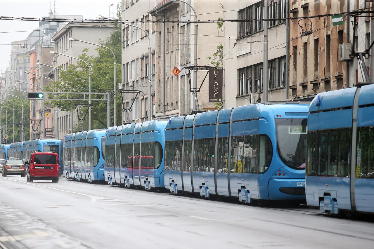 Zagreb: Prilikom prolaska sindikalne povorke došlo je do kratkotrajnog zastoja prometa