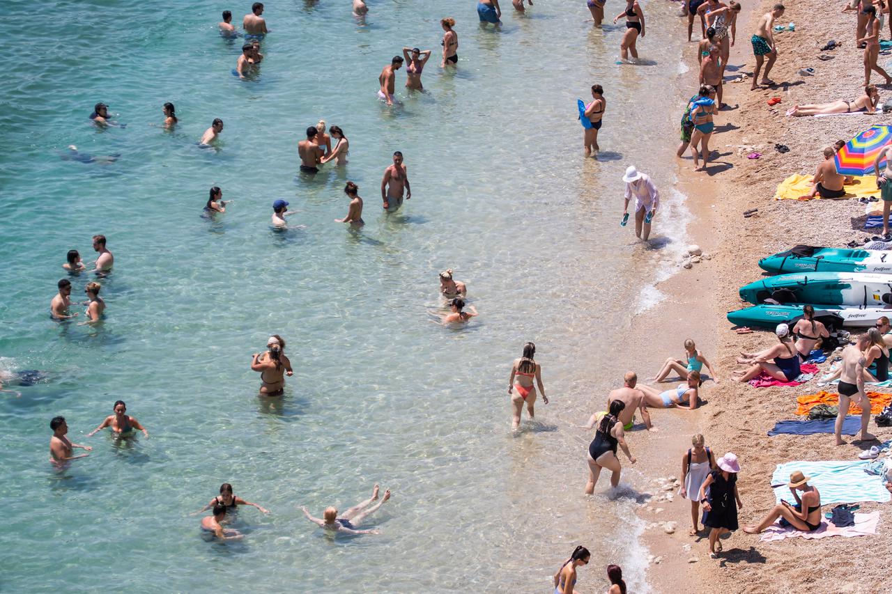 Dubrovnik: Turisti spas od vrućina potražili u moru 