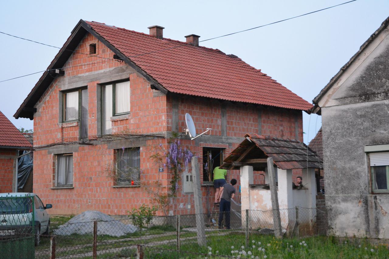 Majka sedmero djece ubijena i zapaljena u kući, ubojica uhićen, skrivao se po šumi