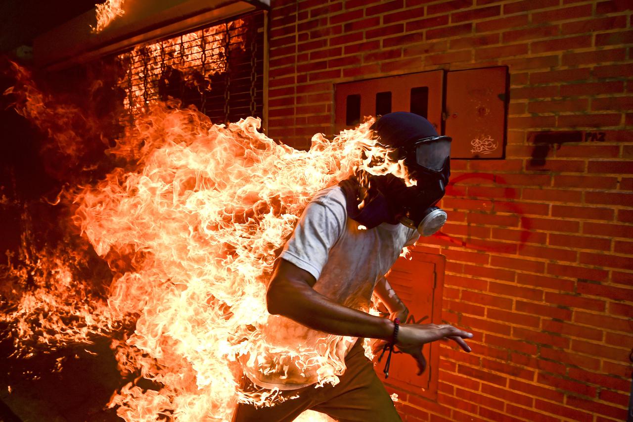 Ronaldo Schemidt dobitnik je prestižne nagrade za novinarsku fotografiju godine (World Press Photo of the Year)