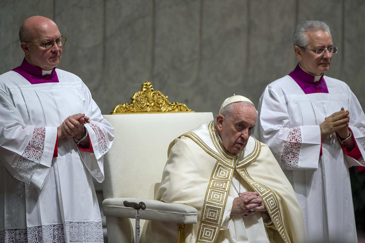 Večernjom molitvom i hvalospjevom ''Te Deum'', papa Franjo u bazilici sv. Petra u Vatikanu proslavio Silvestrovo