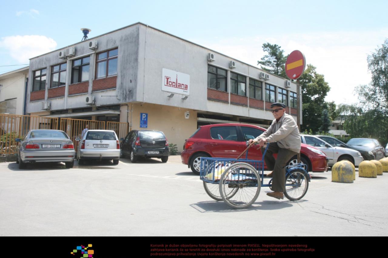 '11.06.2012., Karlovac - Gradska tvrtka Toplana 60 je dana u blokadi, pa ce se pokrenuti stecaj. Prolaznici prolaze ispred Toplane. Dominik Grguric/PIXSELL'