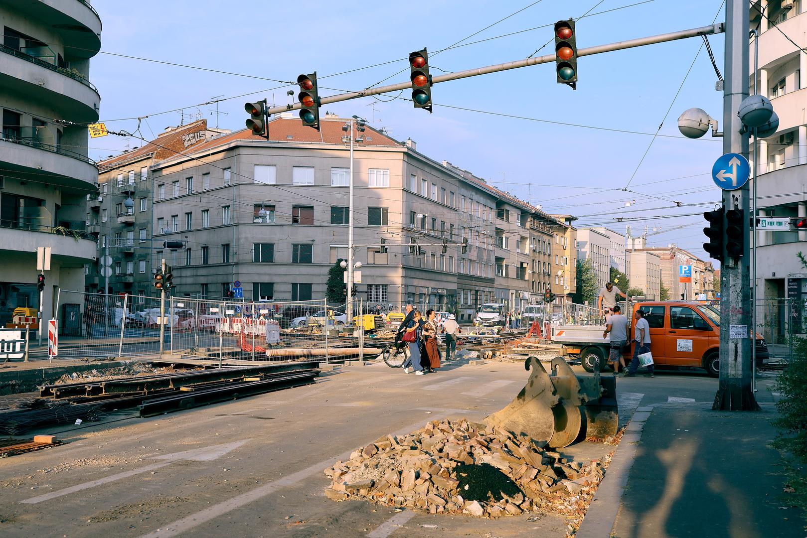 Podsjetimo, na ovom ključnom križanju obnavlja se dotrajala kolosiječna konstrukcija i tramvajske skretnice na jednom od opterećenijih dijelova zagrebačke tramvajske mreže. 