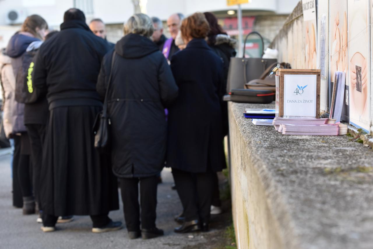 Šibenik: Ispred Opće bolnice započela molitvena kampanja 40 dana za život