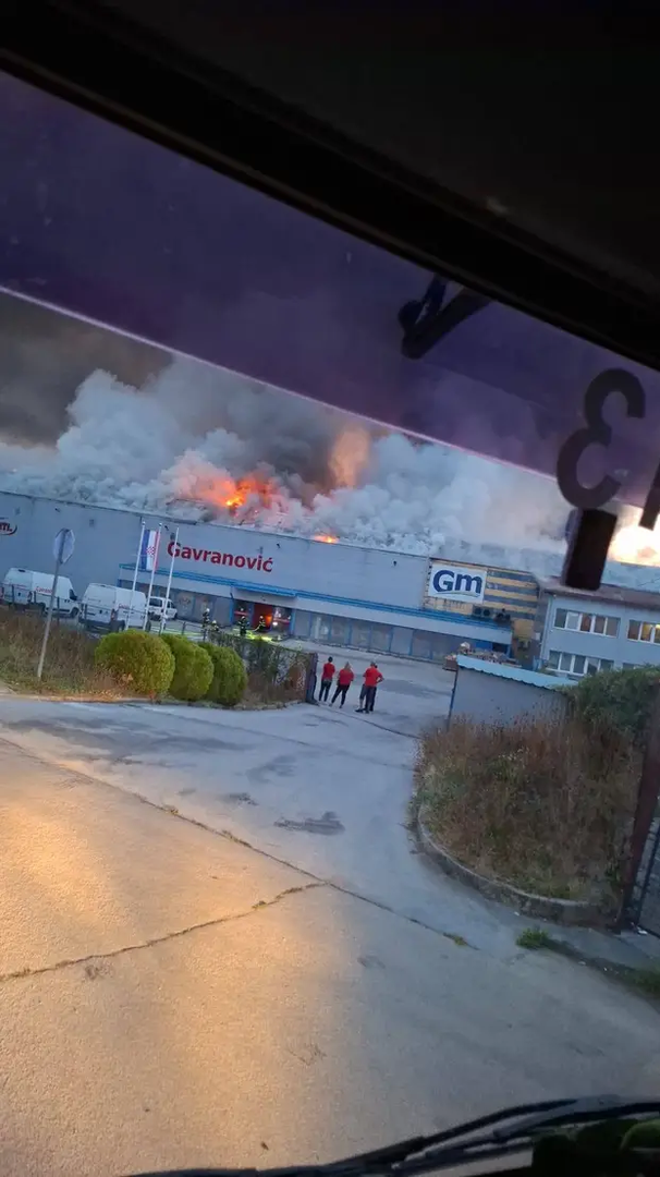 Požar je izbio nešto poslije 4 sata ujutro u poslovnoj zoni na području bivšeg Jugoturbinskog bazena. Dojava karlovačkom Županijskom vatrogasnom operativnom centru zaprimljena je u 4.25 sati, nakon čega su na teren upućene sve raspoložive vatrogasne snage.