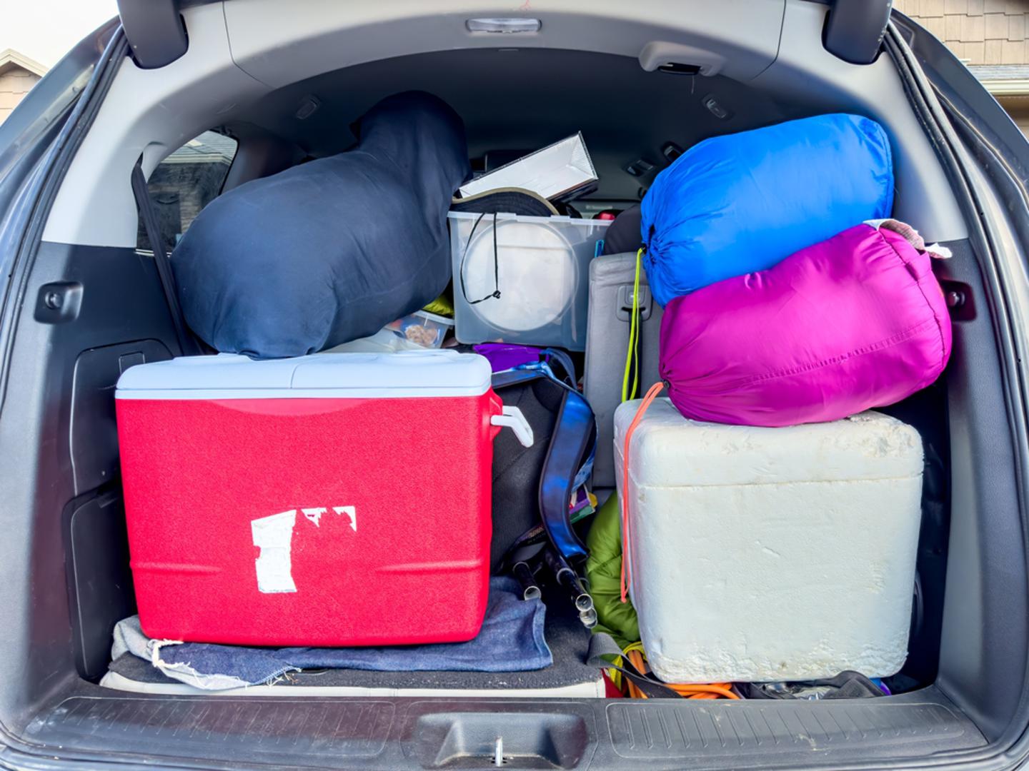 Nered u automobilu mnogi doživljavaju kao isključivo privatnu stvar, no zakon tu povlači jasnu granicu. Predmeti koje držite u vozilu, poput palica, noževa ili sličnih stvari, u određenim okolnostima mogu se smatrati hladnim oružjem – i dovesti vas u ozbiljne pravne probleme, piše HAK.