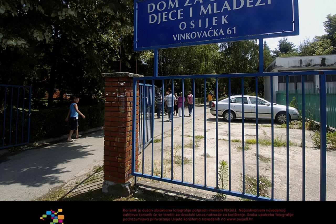 \'13.06.2009.,Osijek,Hrvatska - Razbijen lanac maloljetnicke prostitucije u Osijeku,zgrada centra za odgoj mladih iz kojeg su maloljetne djevojke osumnjicene za prostituciju Photo: Marko Mrkonjic/Vece