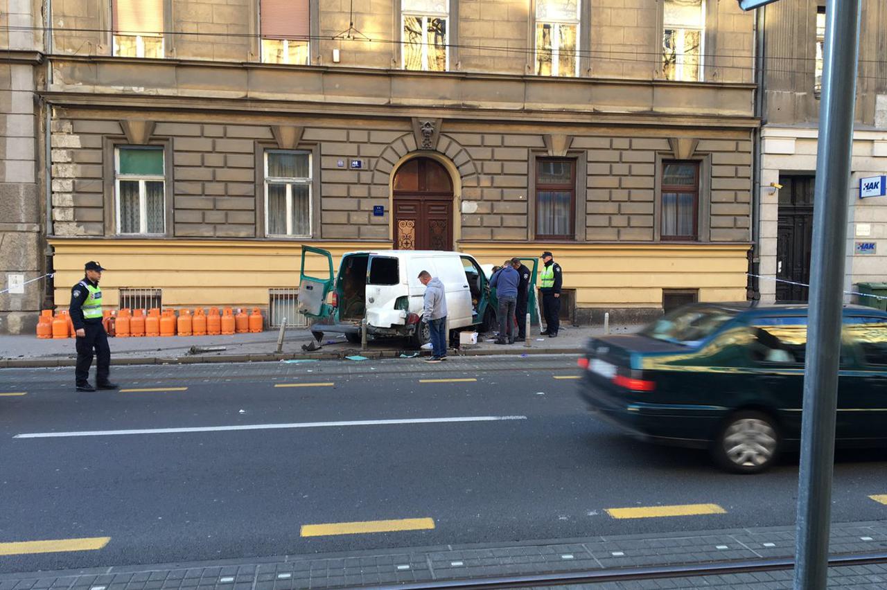 Kombi se zabio u zgradu