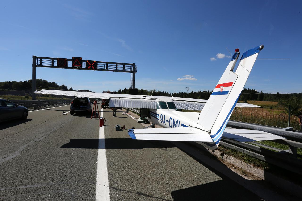 Mali sportski zrakoplov prisilno sletio na autocestu A6