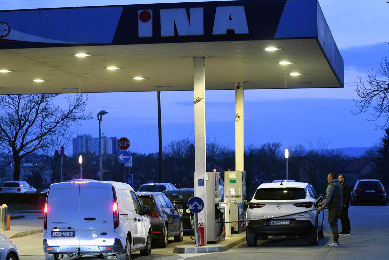 Također je napomenuo da se ove regulirane cijene ne primjenjuju na benzinske postaje uz autoceste, gdje se cijene i dalje formiraju slobodno.