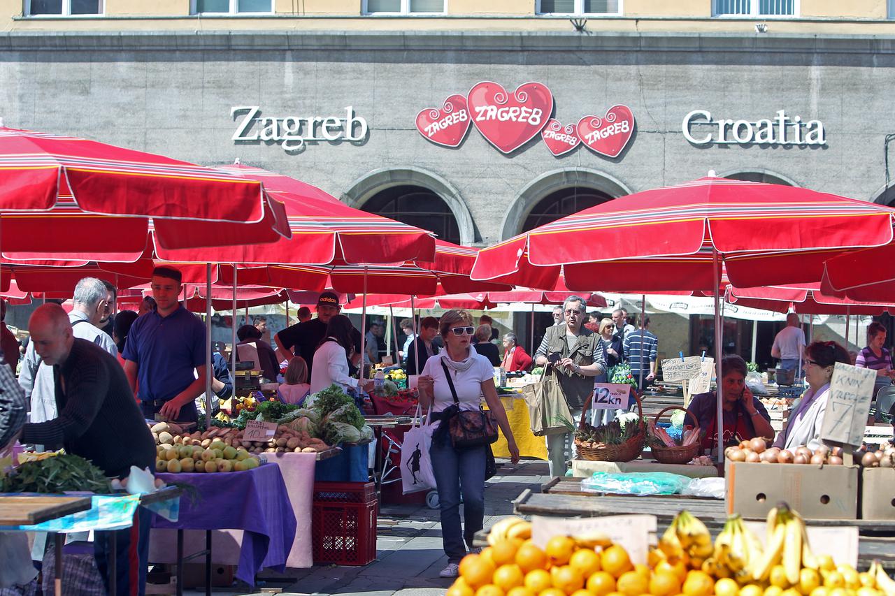 26.04.2015., Zagreb - Anketa gradjana na trznici Dolac po pitanju renoviranja trznice. Photo: Goran Jakus/PIXSELL