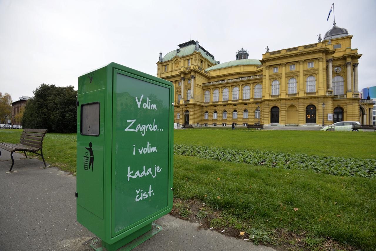 24.11.2015., Zagreb - Nove kante za smece postavljene oko zgrade Hrvatskog narodnog kazalista.  Photo: Marko Lukunic/PIXSELL