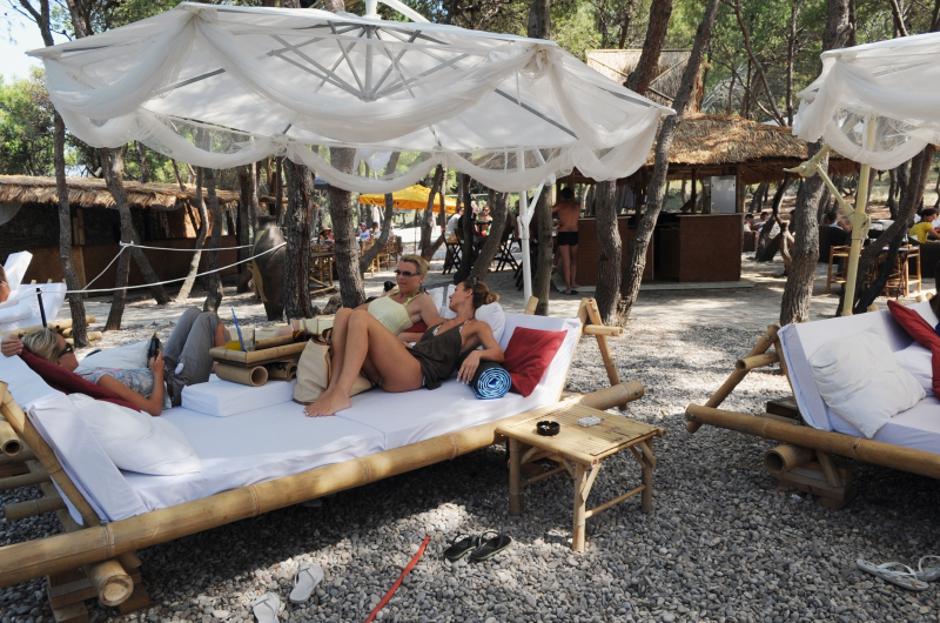 'nedelja -31.07.2009.,hvar,Hrvatska-stipanska pakleni otoci carpe diemrestorana na kojem se lezeci jede  Photo:Nino Strmotic/Vecernji list'