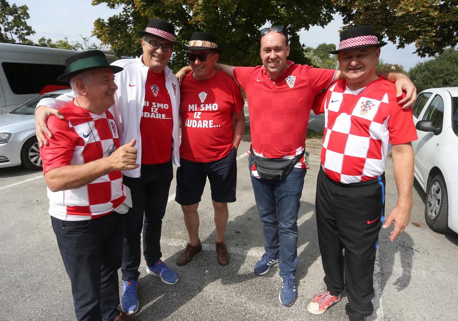 Hrvatski navijači "naoružani" su šalovima, dresovima i zastavama