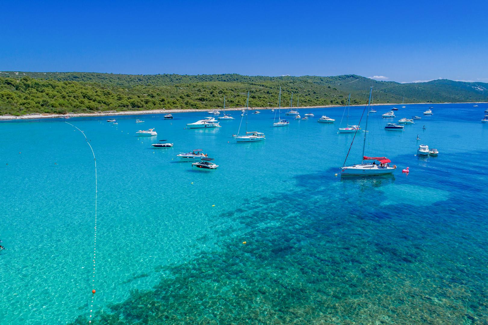 Bilo da dolazite s obitelji, prijateljima ili sami, Sakarun je mjesto gdje vrijeme stane, a more i pijesak postanu vaša najveća briga.