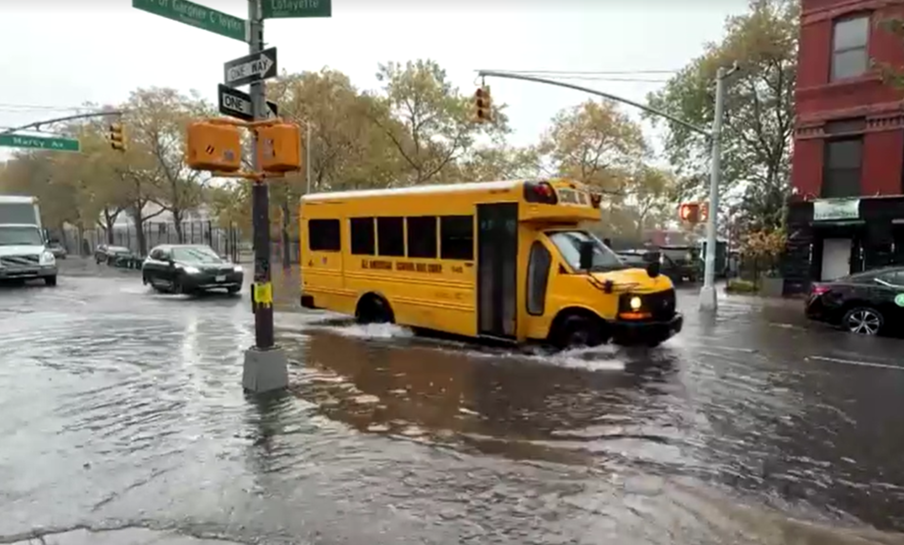Meteorološke službe izvijestile su o rekordnih 4,7 centimetara kiše u Central Parku, dok je na aerodromu LaGuardia palo 5,31 centimetara, a na međunarodnoj zračnoj luci Newark Liberty u New Jerseyju 5,05 centimetara.