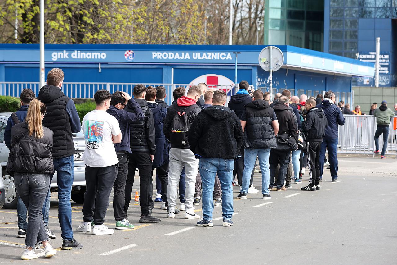 Zagreb: Navijači u dugačkom redu čekaju ulaznice za utakmicu Dinamo - Hajduk