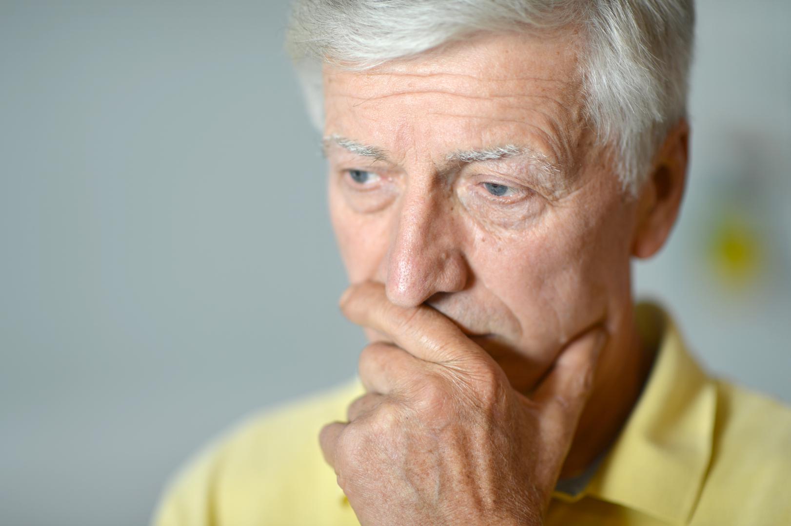 9. Loše pamćenje važnih stvari. Kada se osoba ne može sjetiti velikih događaja koji su se dogodili taj dan ili taj tjedan, to je veliki znak Alzheimera.